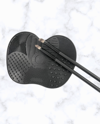 Rengøringsmåtte Til Makeupbørster Hos Frisøren   Baronen